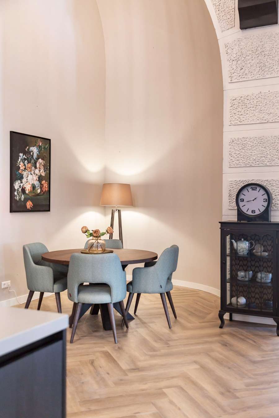 ronde tafel blauwe stoelen 