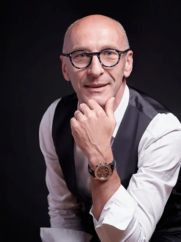 Portrait d’homme en lumière studio corporate — photographe professionnel Lille | Anteale Yann Manac’h 2025