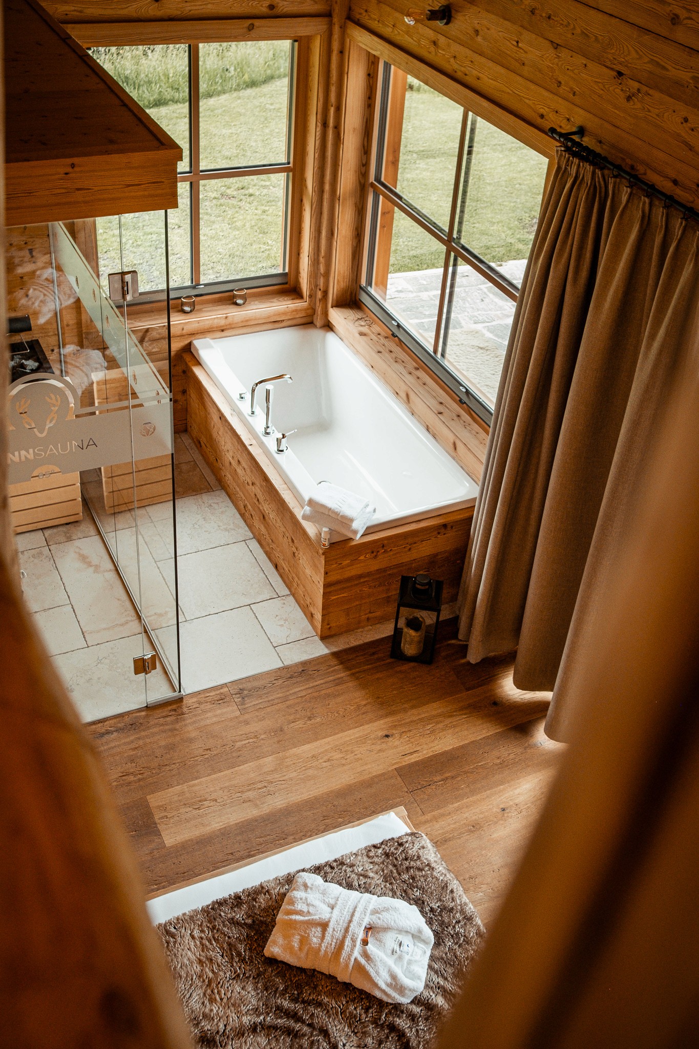 Freistehende Badewanne mit Bergblick – Wellness und Erholung im Chaletdorf Benglerwald