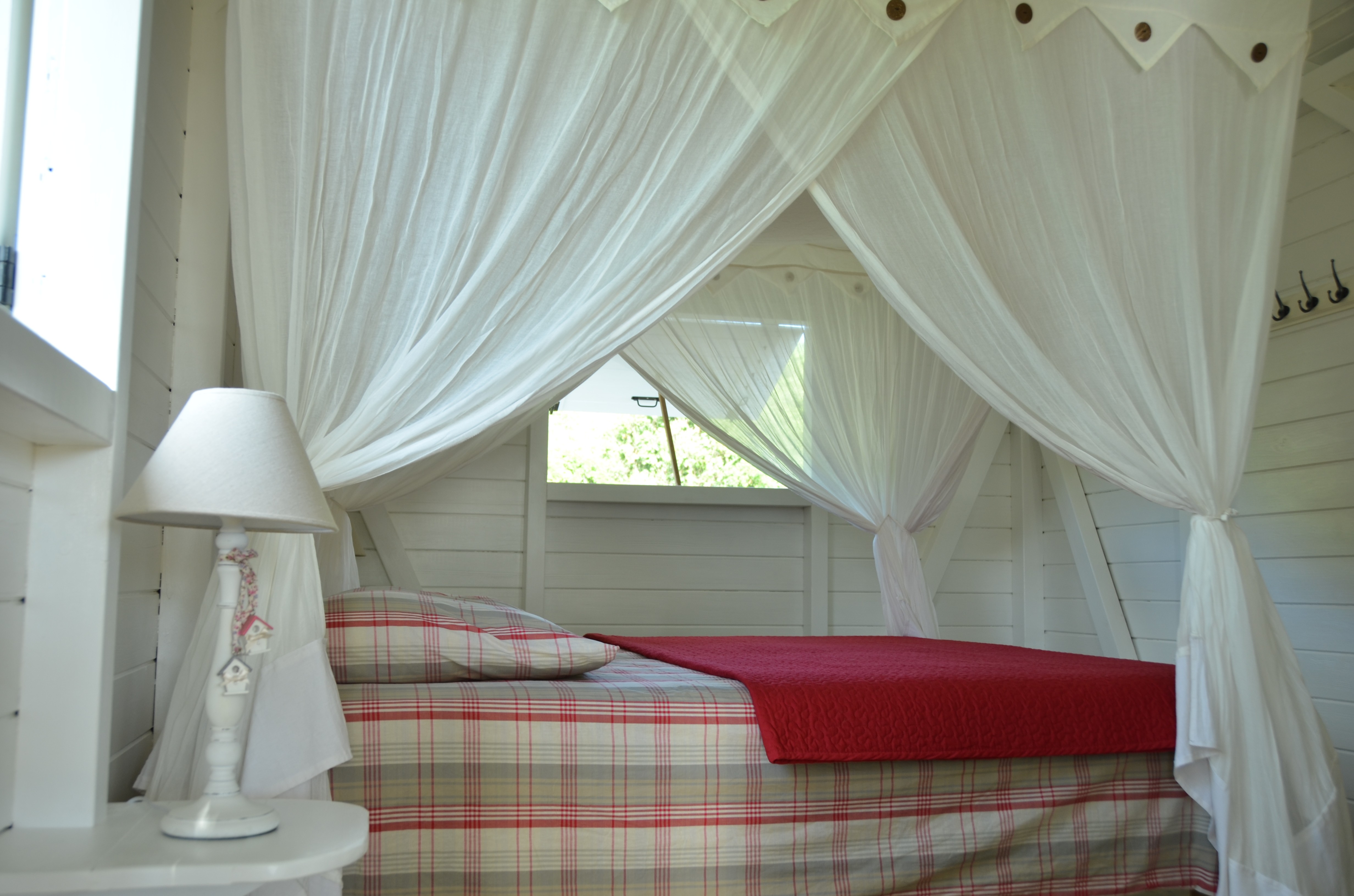 Chambre romantique avec moustiquaire au Lodge Rosewood à Vieux-habitants en Guadeloupe