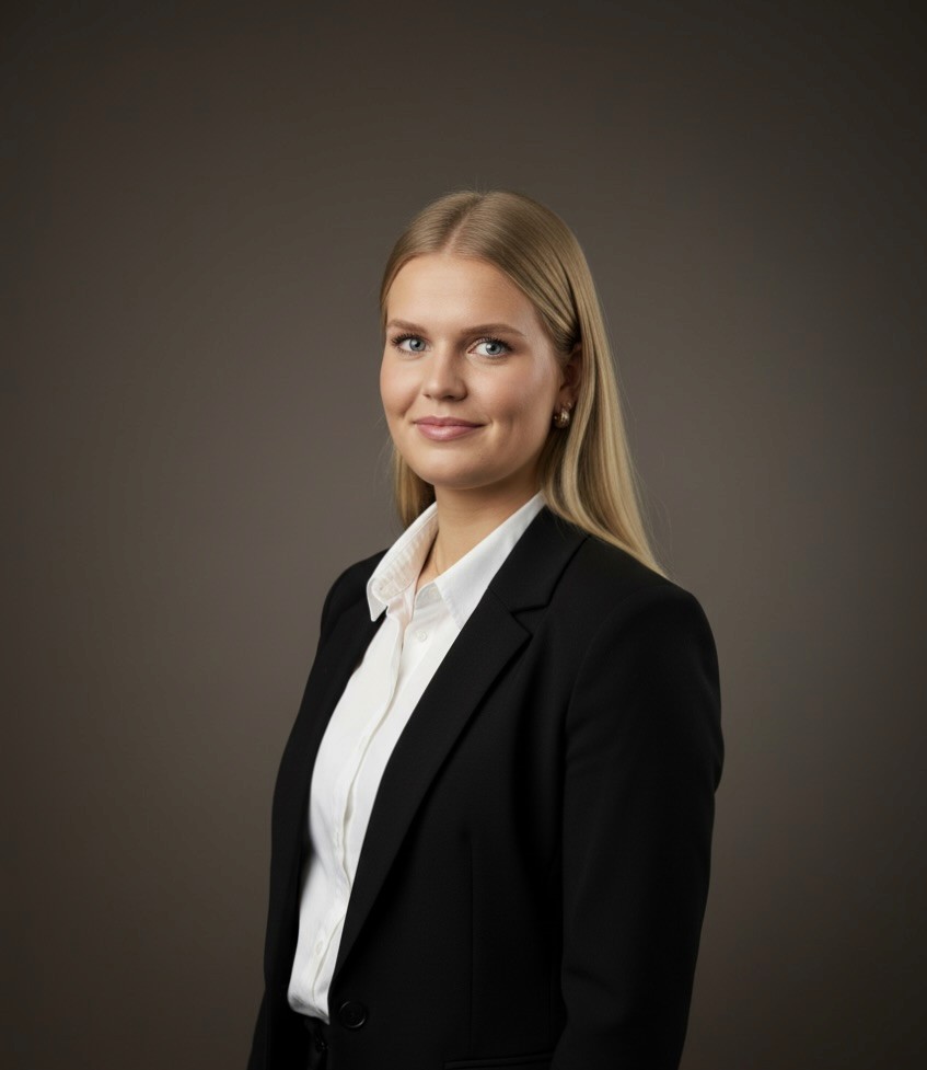 Refleksjon av bygning og mennesker i glassfasade, med tekst som viser 100 % medarbeiderlojalitet og 99 % jobbtilfredshet – illustrasjon av et positivt arbeidsmiljø