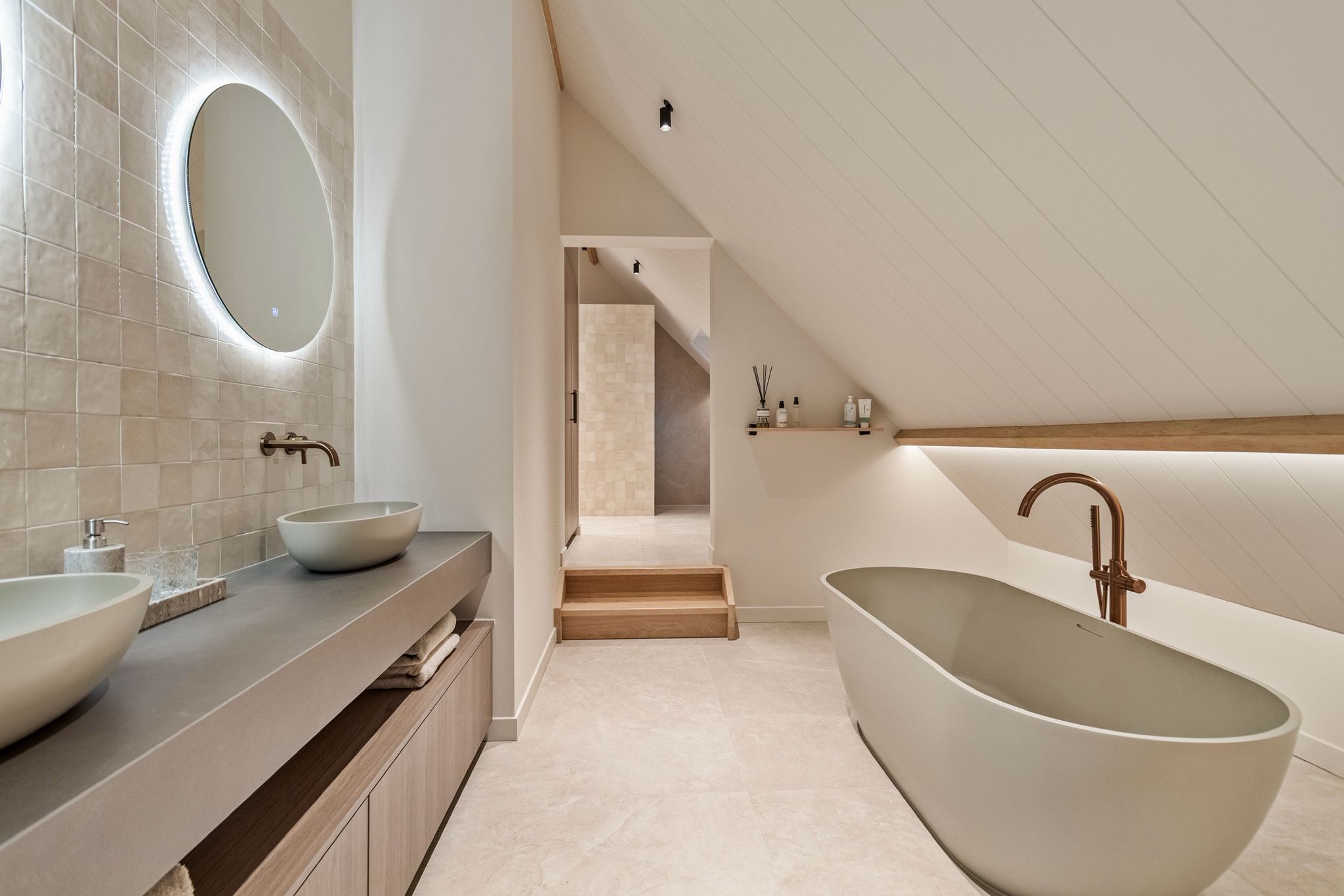 XL tegels met maatwerk meubels en Solid Surface ligbad en waskommen