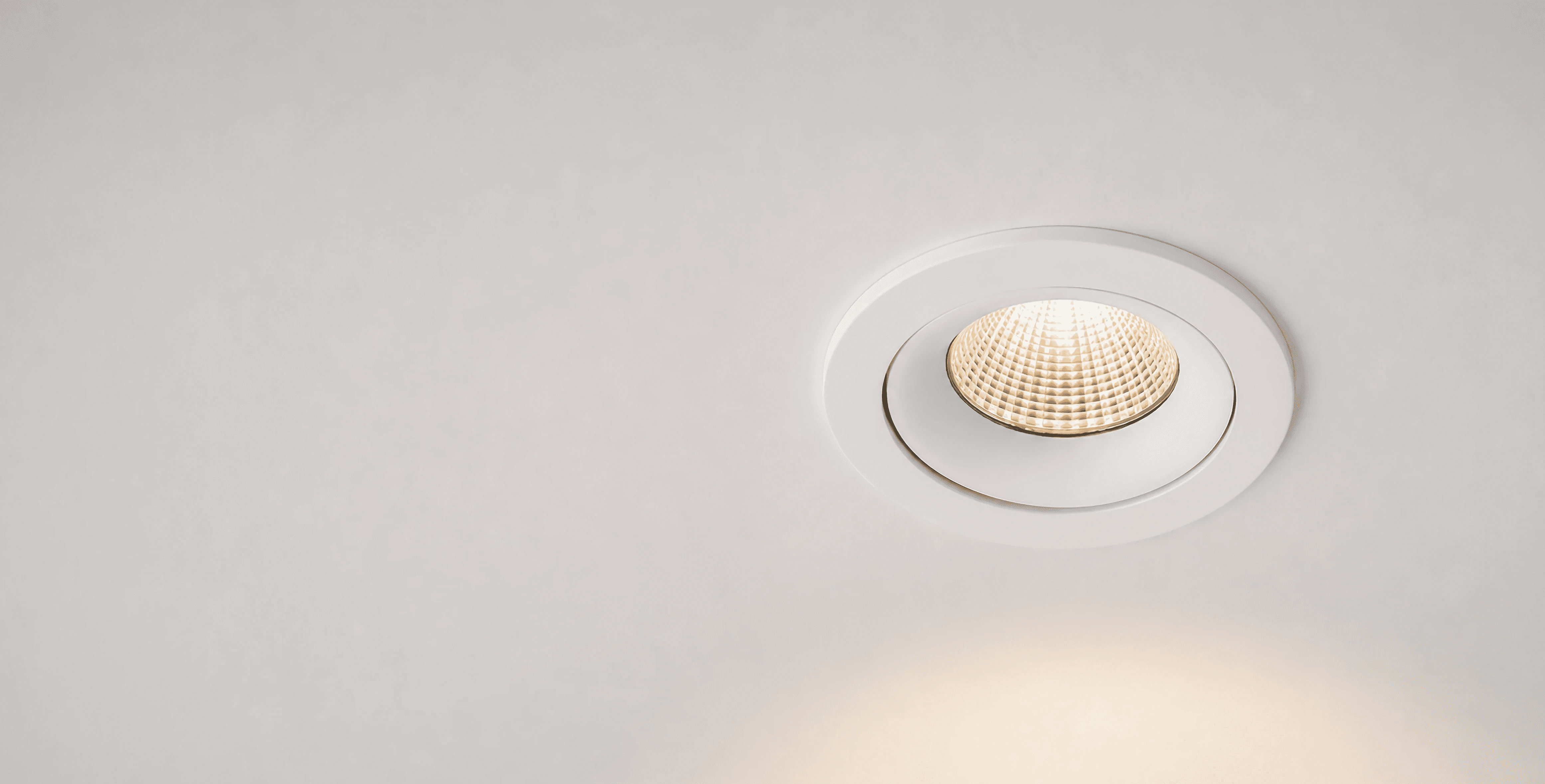 Czarna kompaktowa oprawa sufitowa LED Stellar ALFA A3 typu downlight z modułowego systemu Stellar ALFA