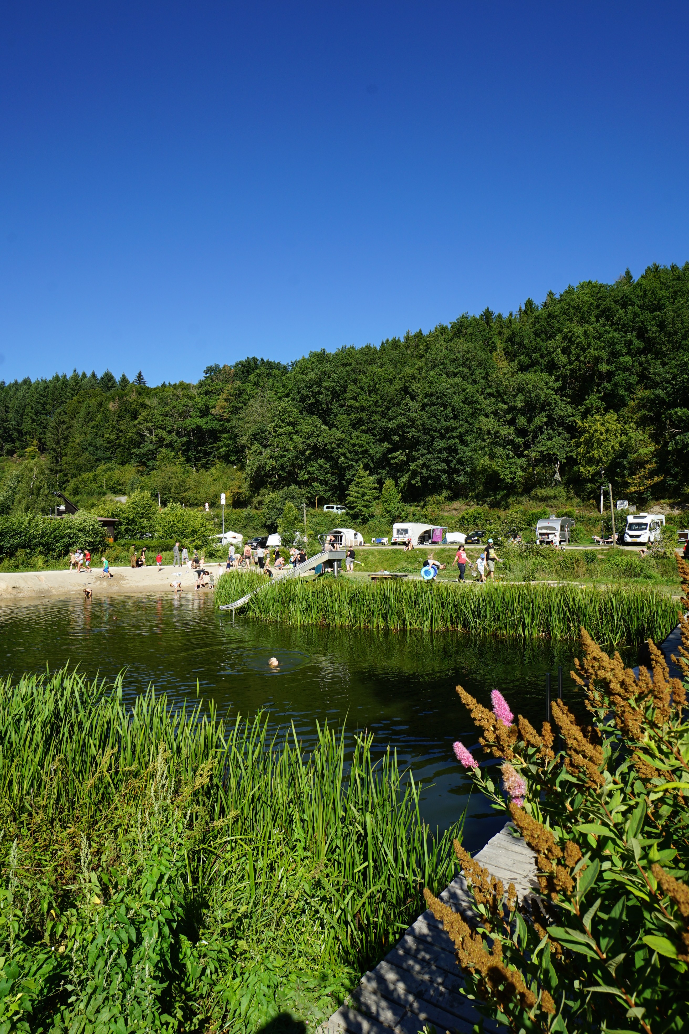 Badesse mit Rutsche und Wohnwagen und Reisemobile im Hintergrund