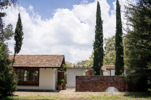Estudio de artista en residencia en Cobertizo con obras en proceso, Jilotepec, México