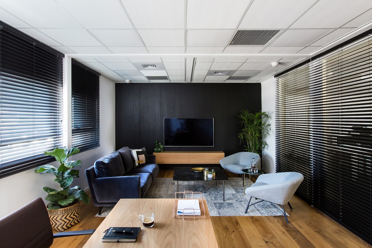 טרקלין עבודה פתוח בעיצוב מודרני עם ריהוט מינימליסטי וחיפויי תקרה דקורטיביים