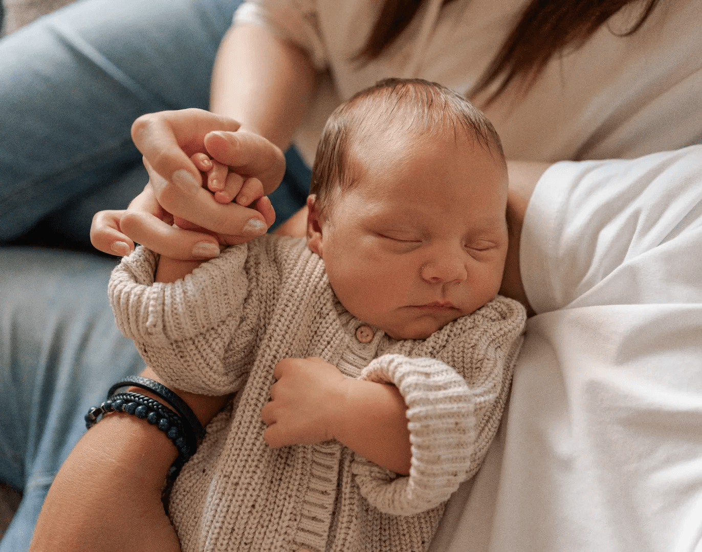 Miminko v náručí rodičů