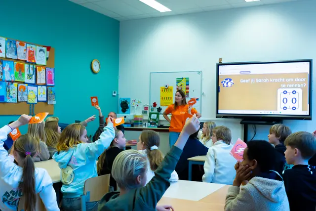 Een gastdocent van KiKageeft een gastles in een bovenbouw klas
