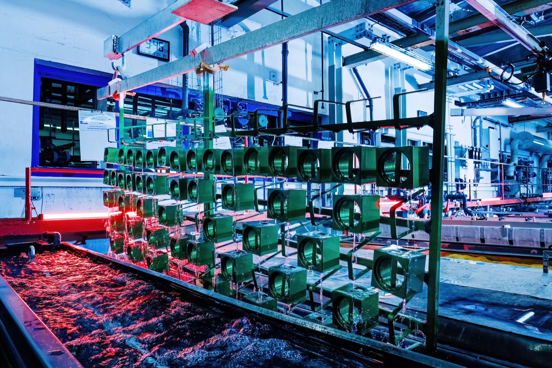 Metalux, Tauchbecken in der Fertigungshalle
