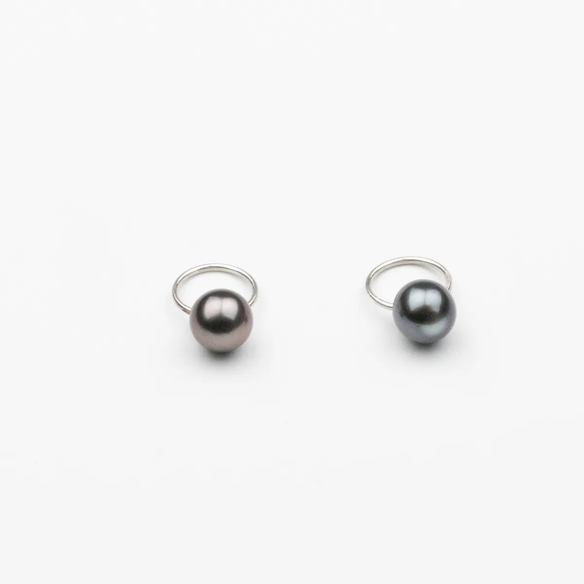 Tahitian Pearl silver earrings with aubergine and steel-blue overtones on curved earwires — Manos de Oro Saint Barth
