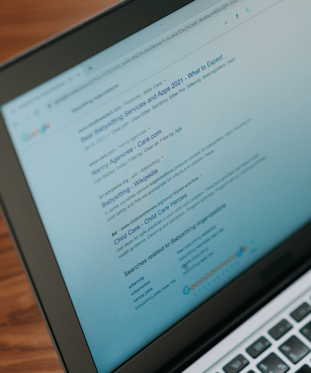 Twee mensen vormen samen met hun handen een hartje, als symbool voor betekenisvolle betrokkenheid en transparantie richting donateurs.