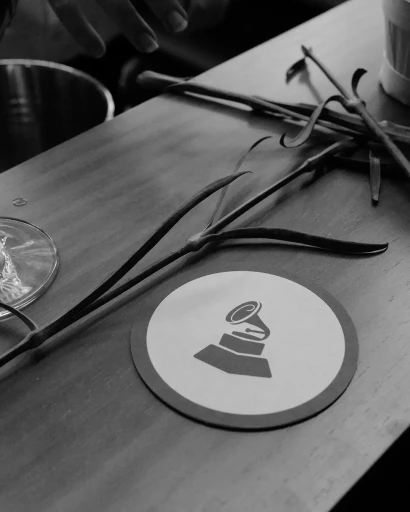 posavasos latin grammys con rosa en una mesa