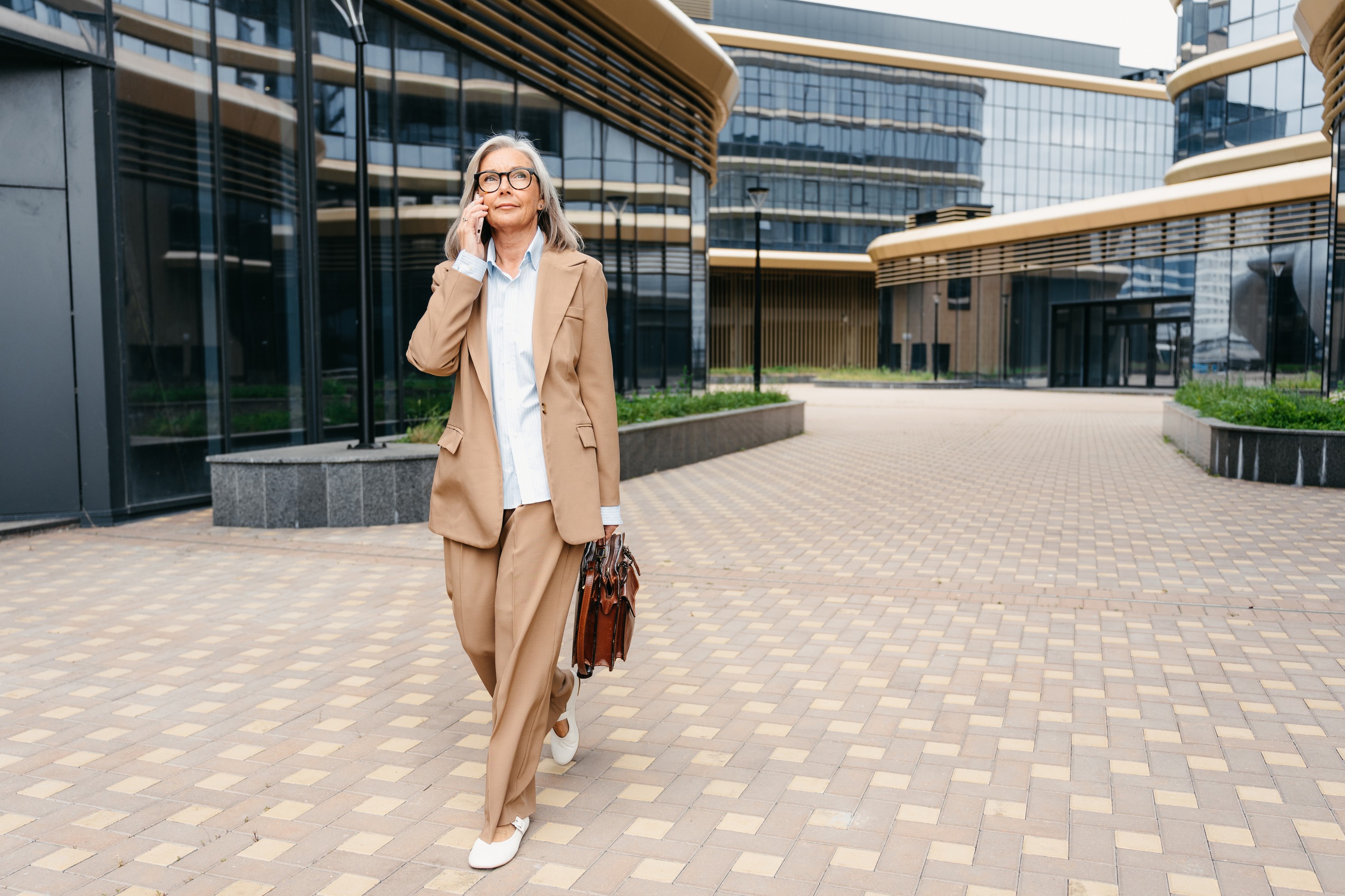 A financial advisor speaks to her client on the phone about using Pontera to manage their retirement account