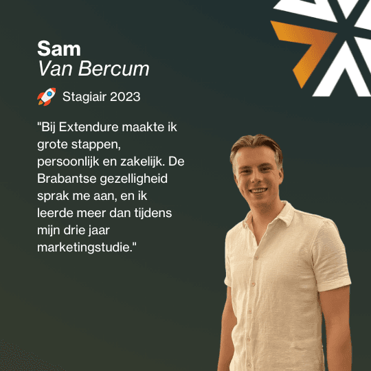 Twee collega's die overleggen en lachen naar een laptop