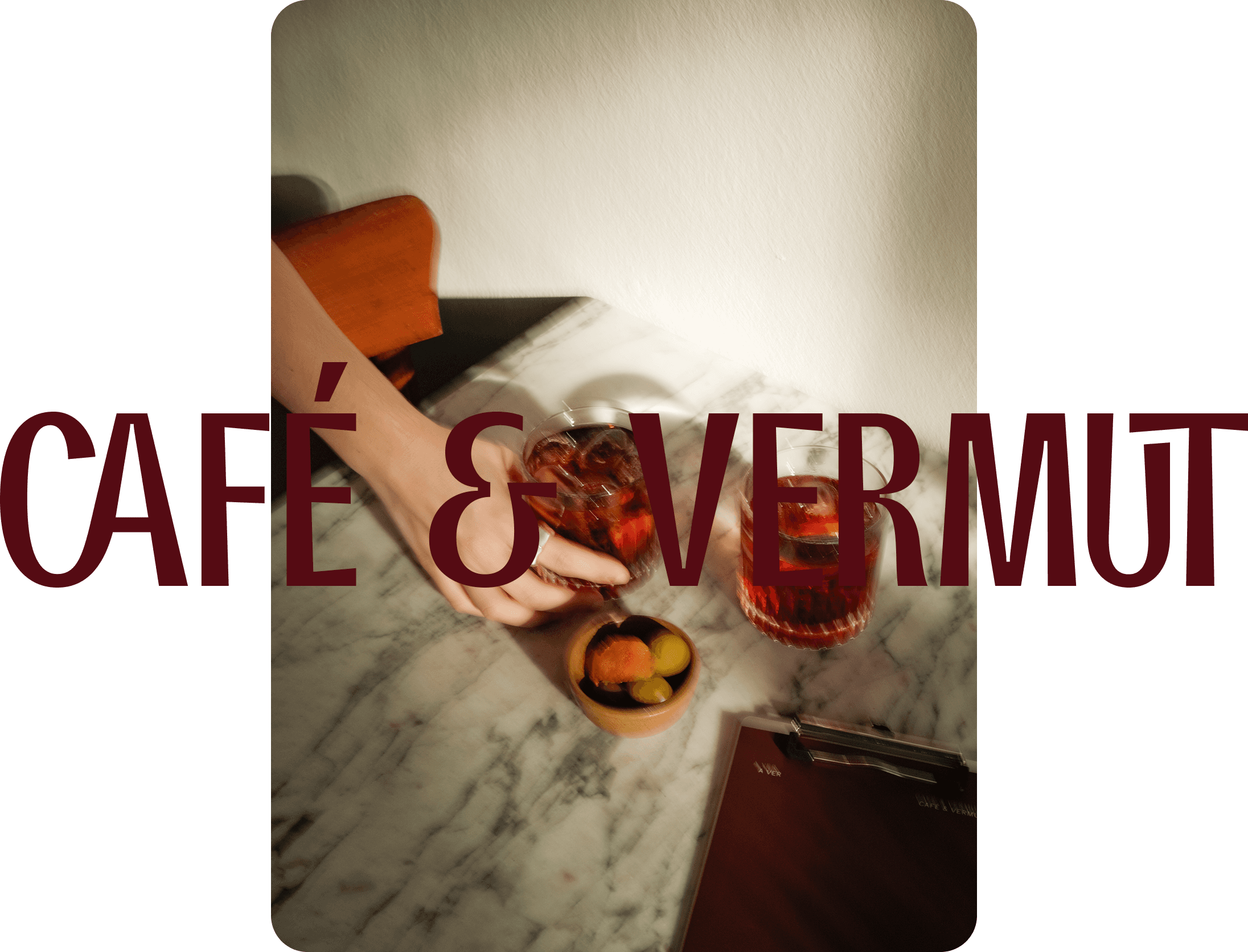 Negroni Drinks auf dem Tisch einer Vermutbar neben einer Schale Oliven