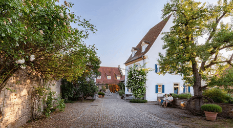 Außenansicht des historischen Innenhofs der Villa Sommerach, einer exklusiven Hochzeitslocation in Mainfranken.