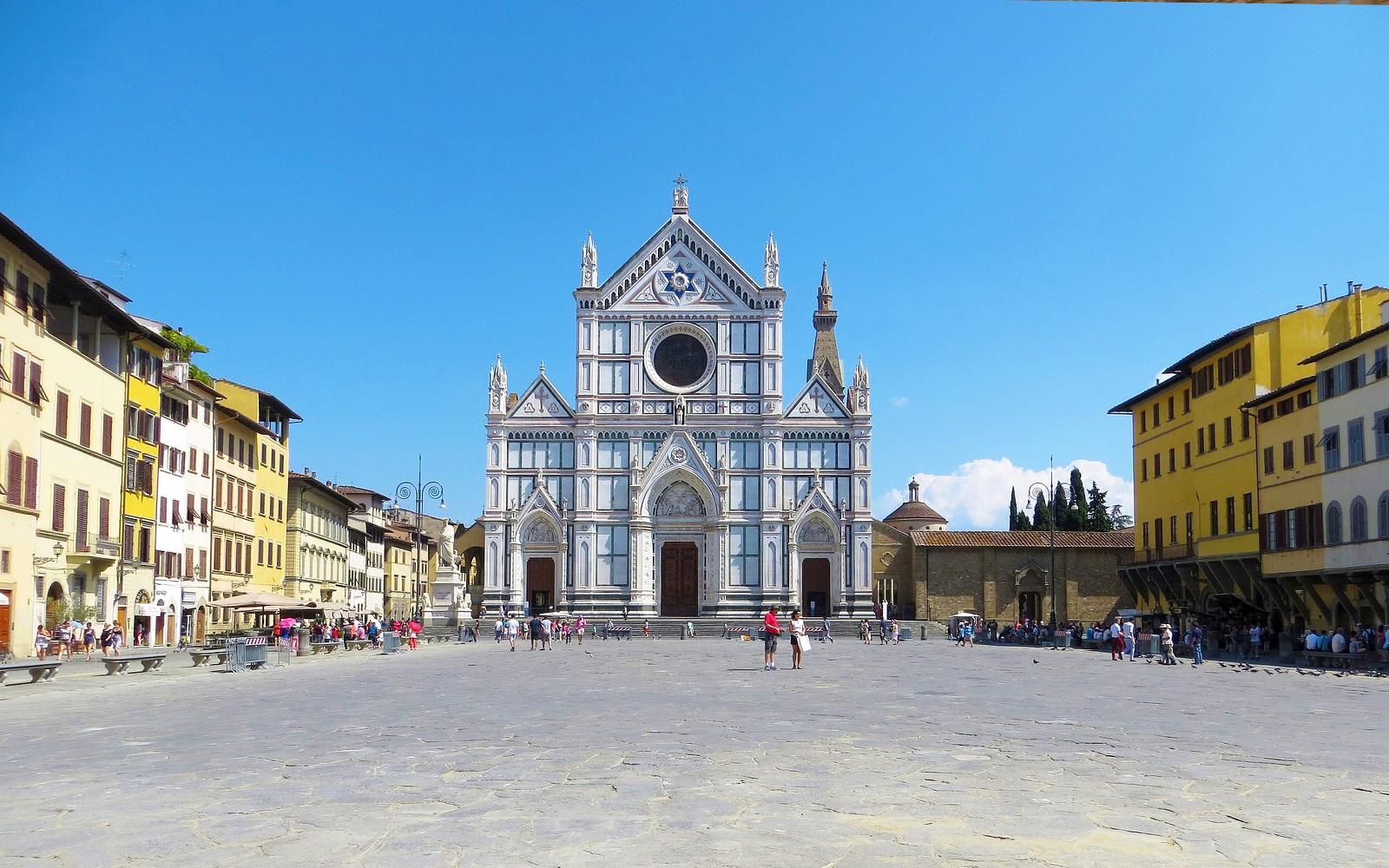 佛罗伦萨圣十字大教堂及附近广场上的游客。