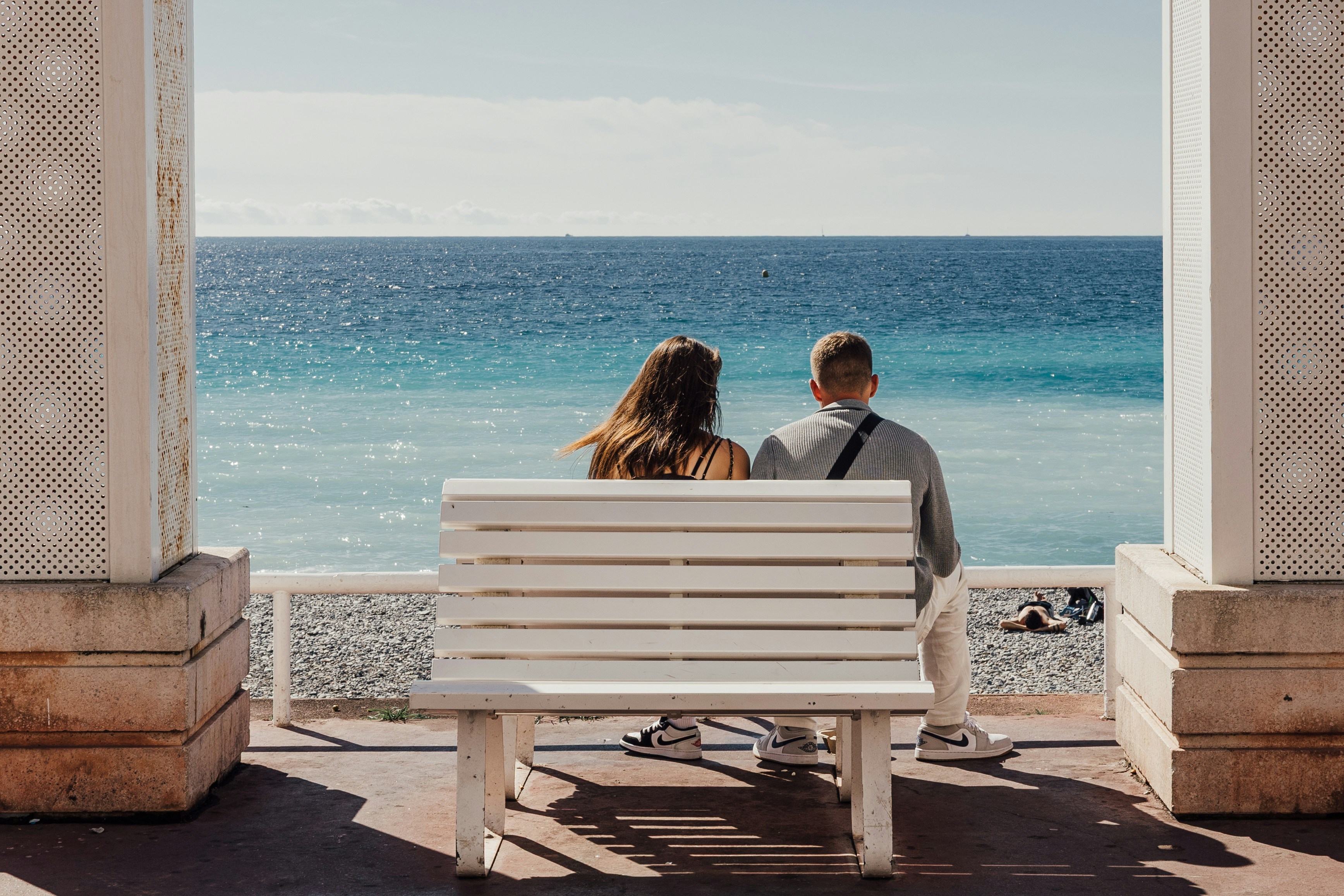 casal em frente ao mar