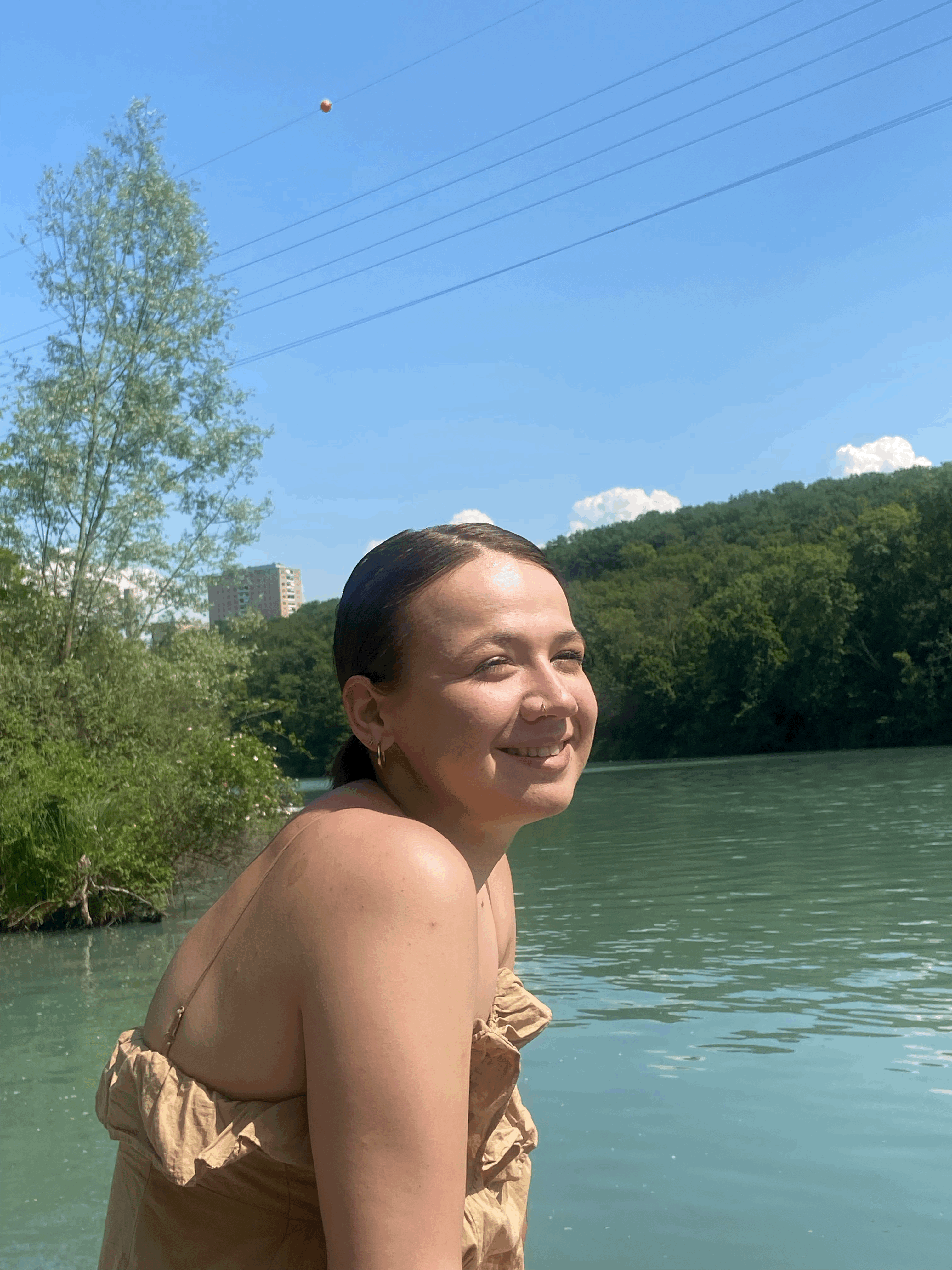 une fille souriante au bord de l'eau