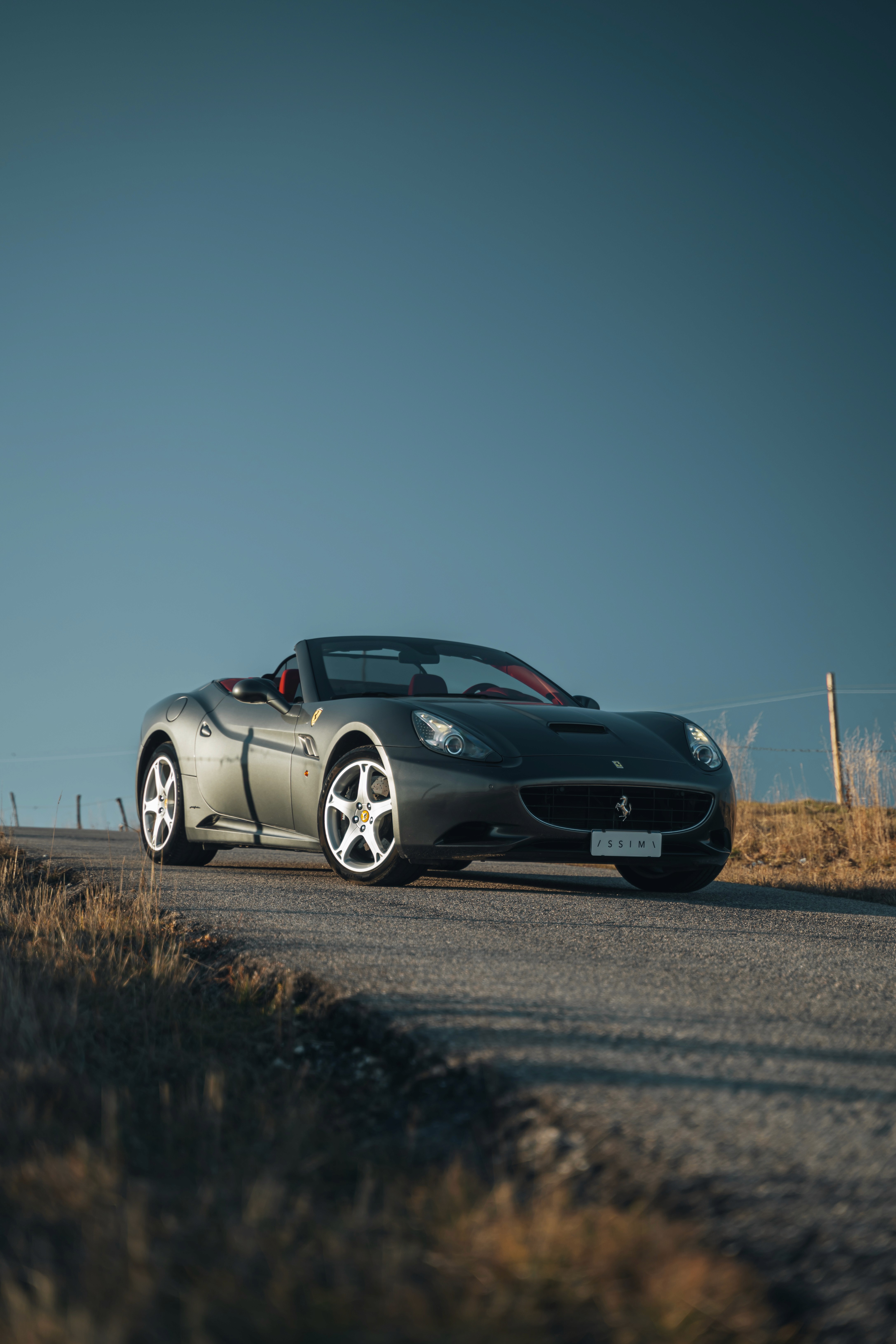 ferrari california parcheggiata in montagna