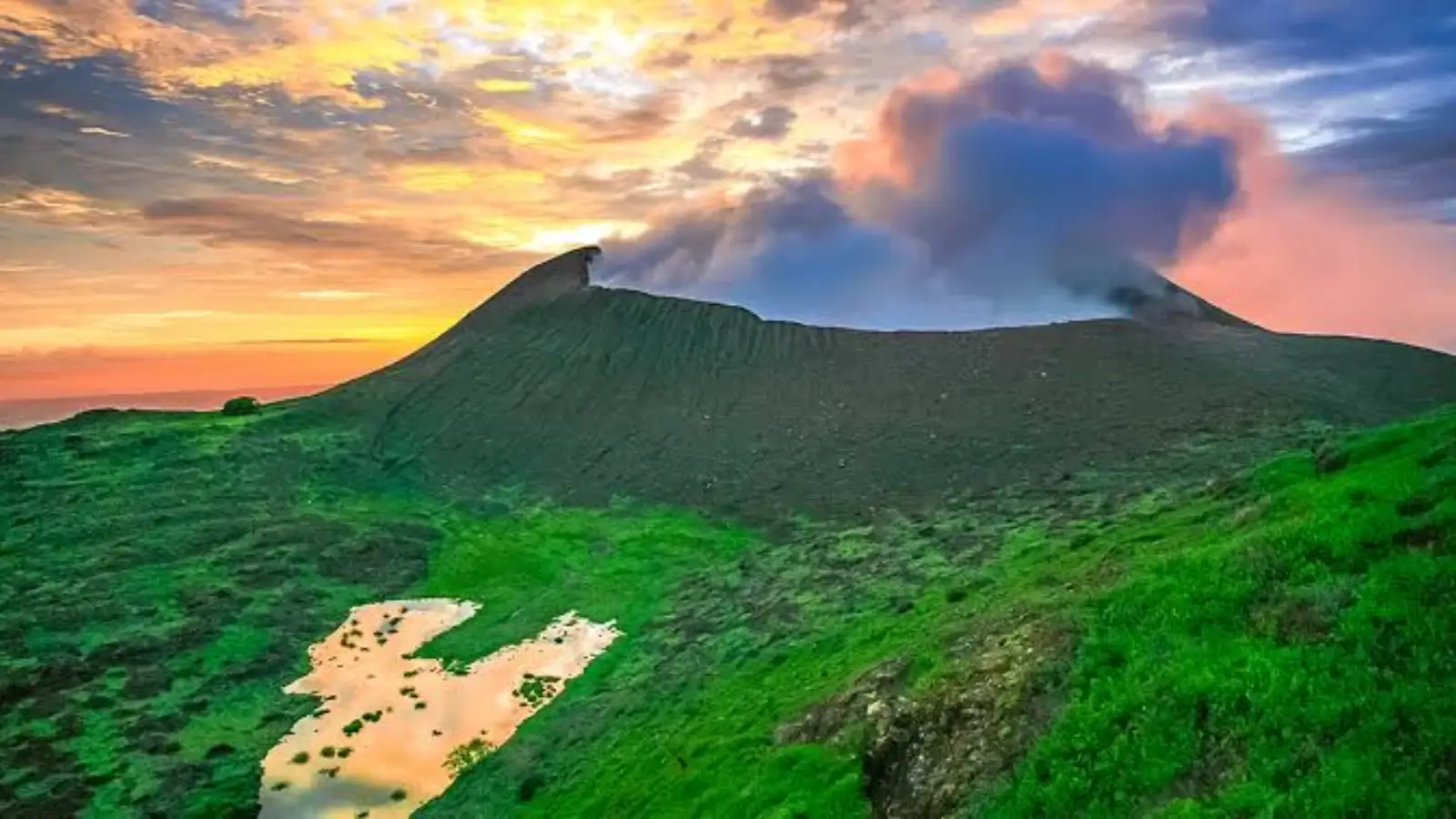 Best Time to Hike Volcanoes