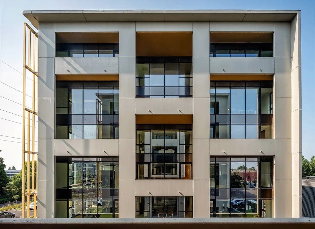 Façade vitrée d’immeuble tertiaire contemporain à Lille — photographie architecture professionnelle Nord | Anteale Yann Manac’h