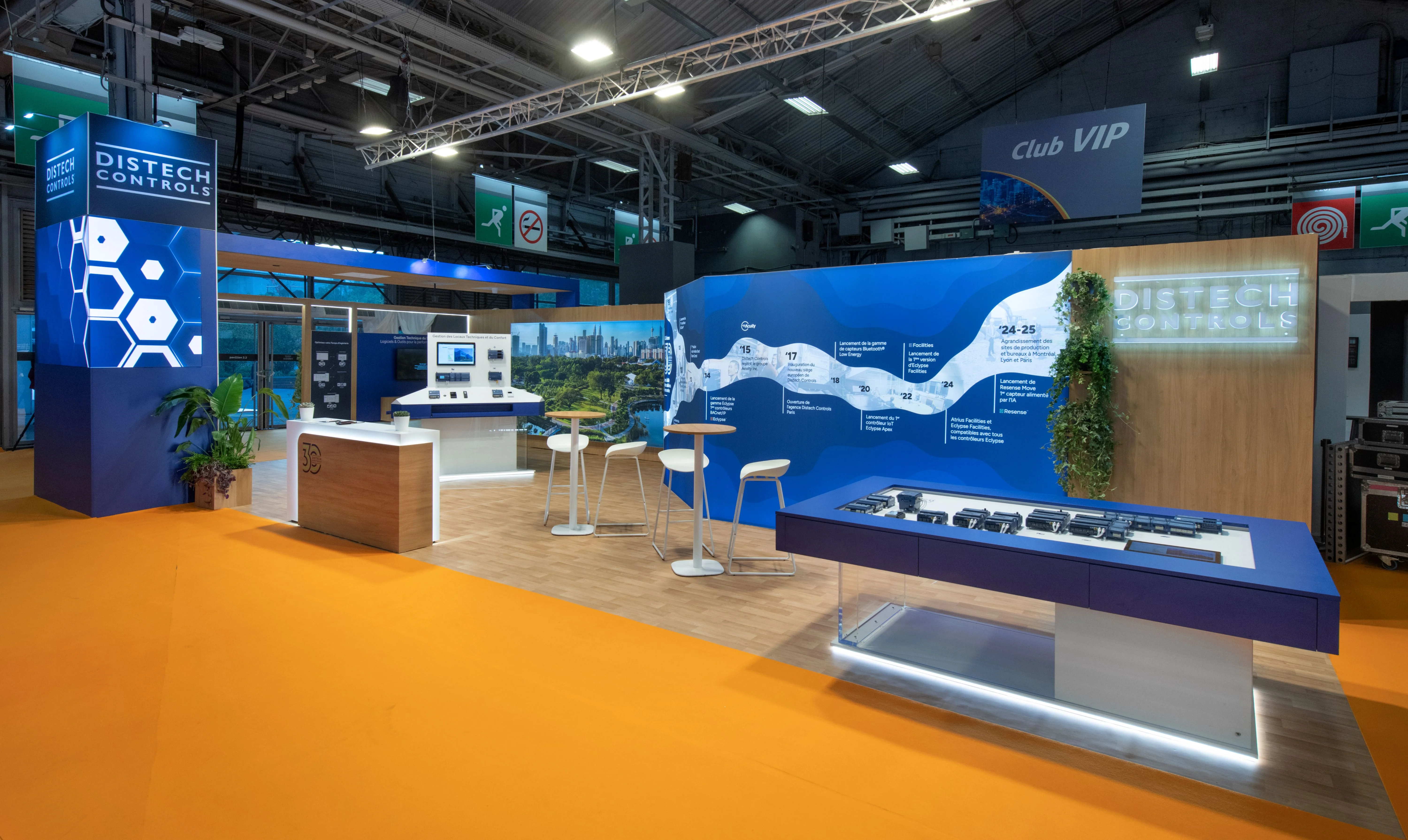 zone démonstration Distech Controls au salon IBS 2025 avec totem LED et mobilier bois