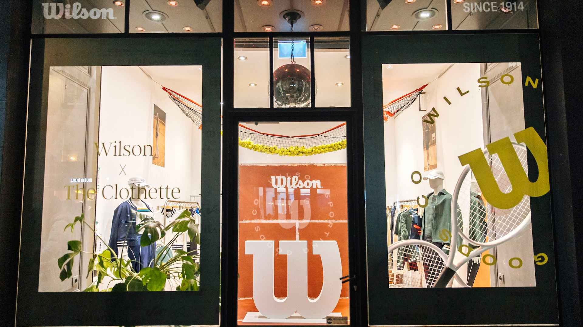  Vitrine de la boutique du 339 rue Saint-Martin présentant la première collection Wilson Court Style 