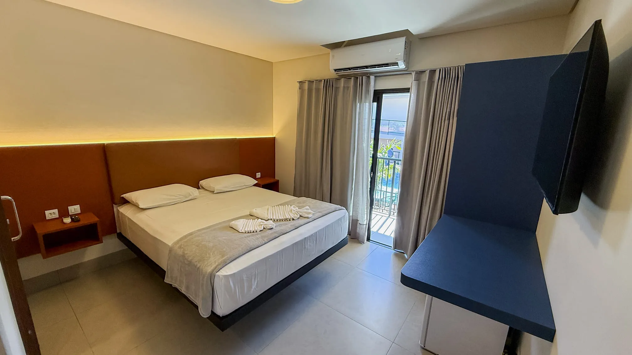Apartamento Duplo com sacada e entrada de luz natural.