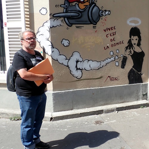 Guía e invitado frente al arte callejero