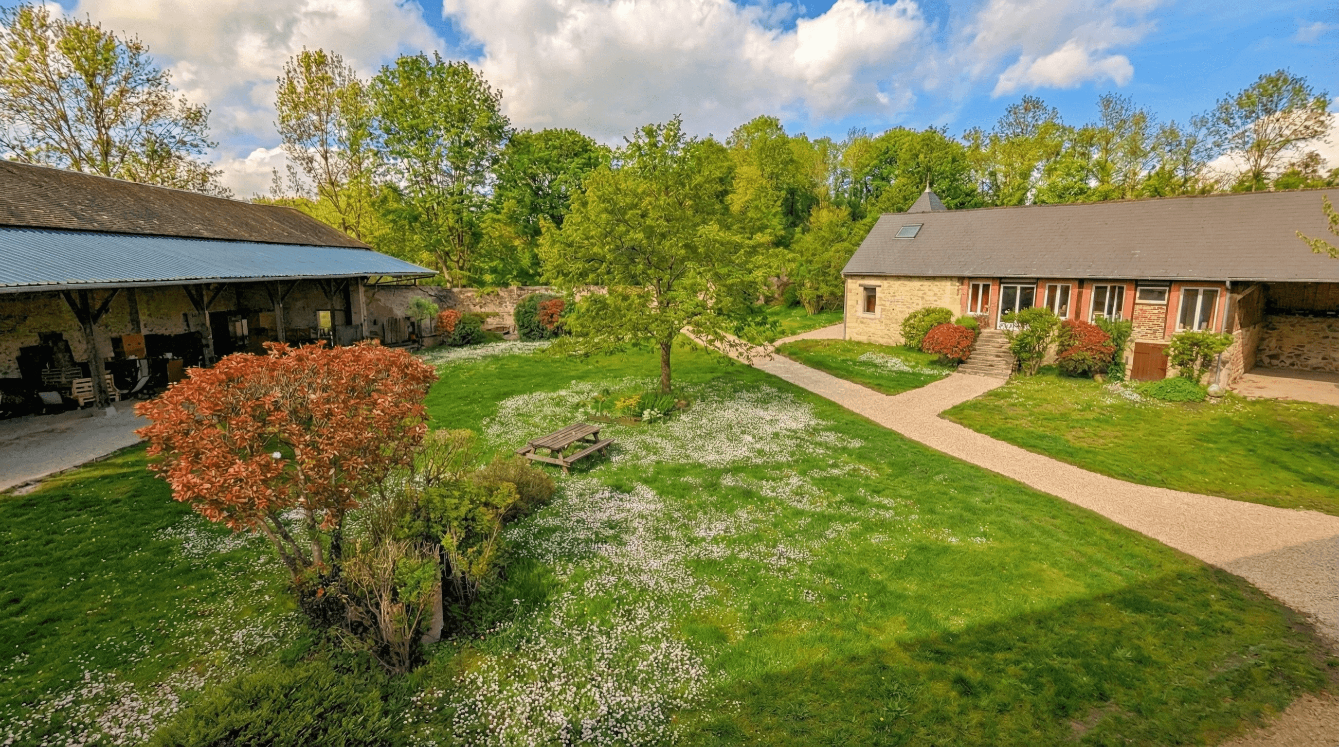 Vue du jardin vert et fleurissant du domaine.