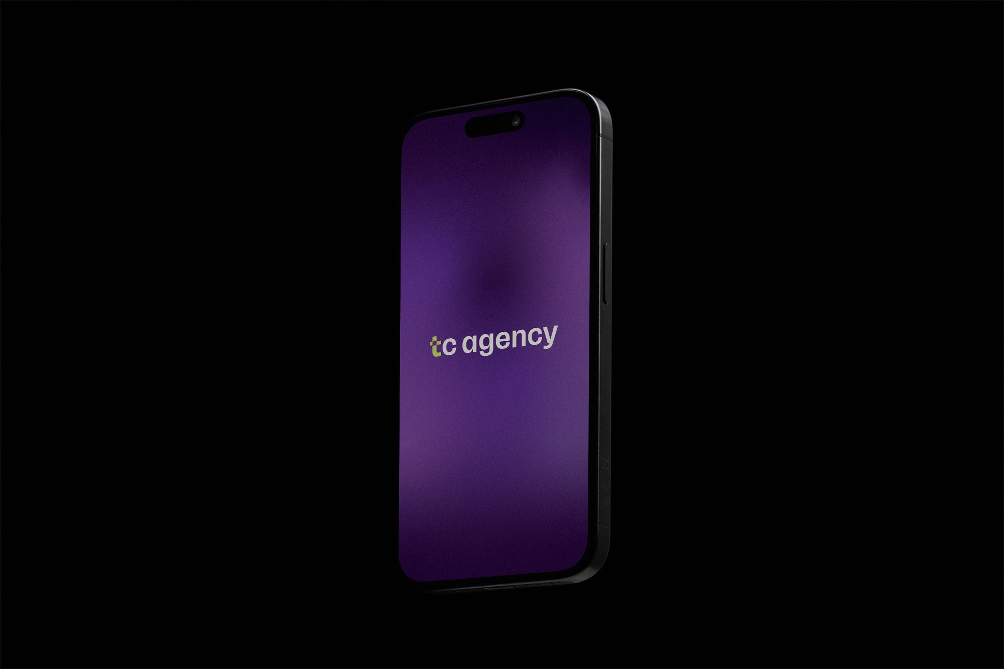 Identité visuelle de TC Agency sur un écran et fond noir.