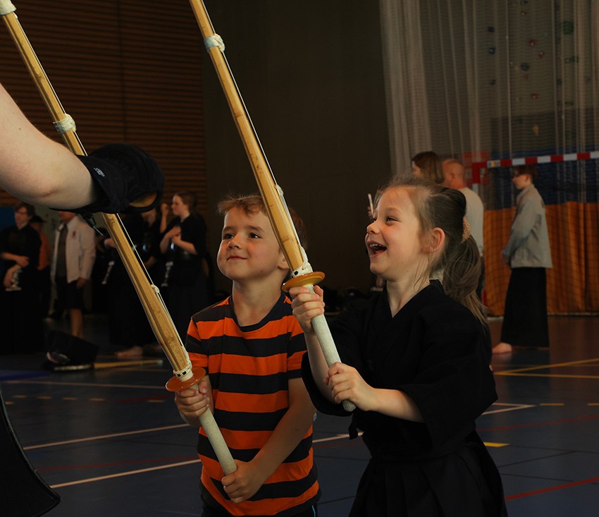 Deux jeunes enfants découvrant le maniement du shinai lors d’un cours de Kendo.