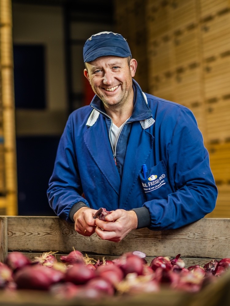 Meneer is uien aan het schillen.