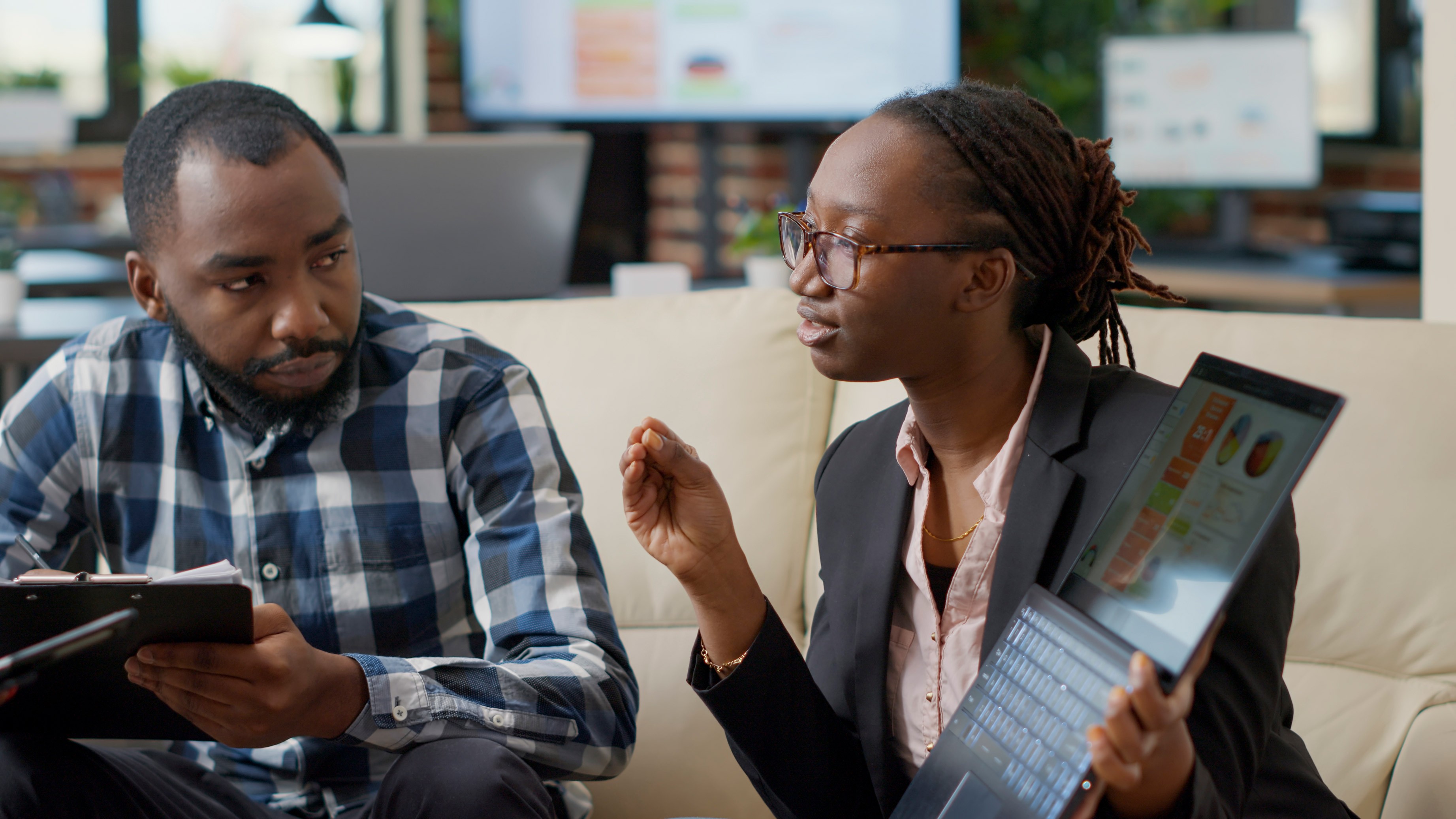 Deux collègues travaillent sur un projet