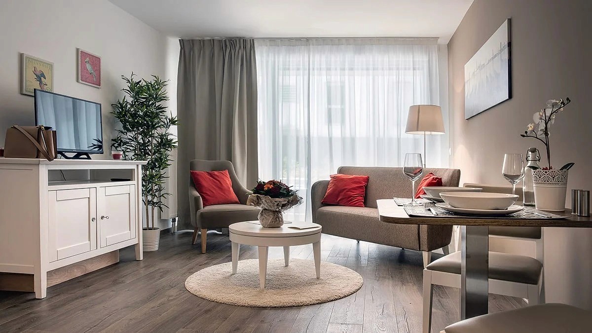 Salon d’hôtel moderne tons doux et rideaux clairs — photographe intérieur Lille Hauts de France | Anteale Yann Manac’h 2025