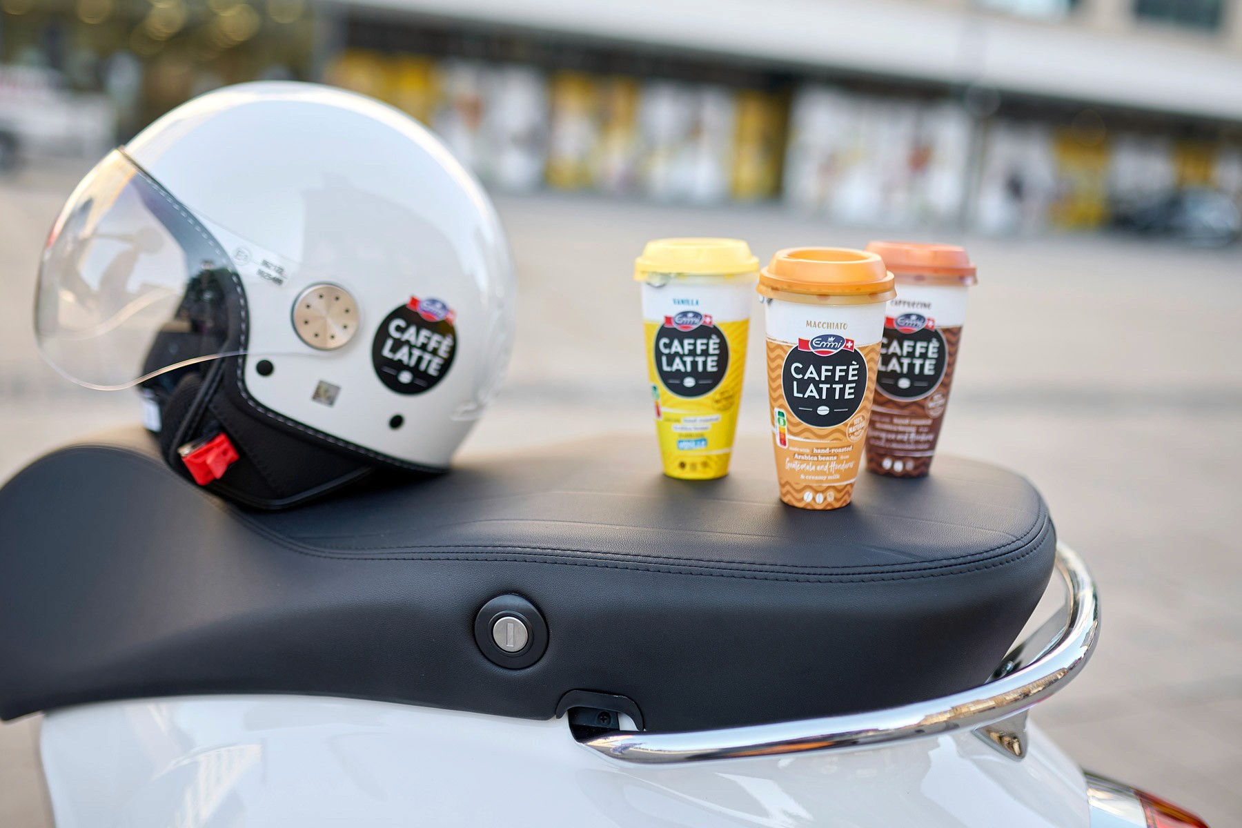 Großflächenplakat von STIHL Timbersports Ankündigung mit Sportler als Motiv beim Axtschwung