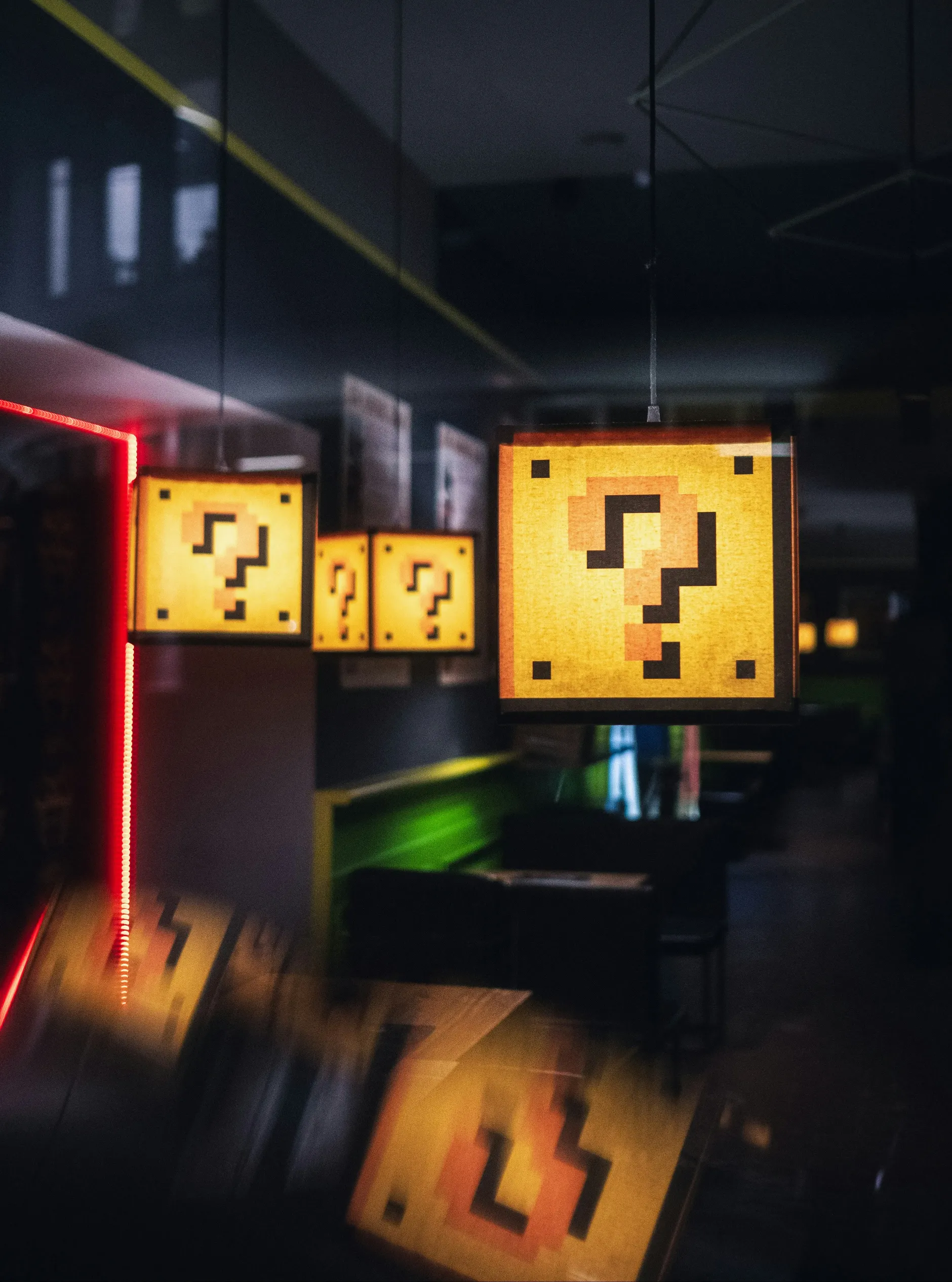 Leuchtende Würfel mit Fragezeichen in einer Ausstellung stehen für Neugier Innovation und Problemlösung bei mercury.ai