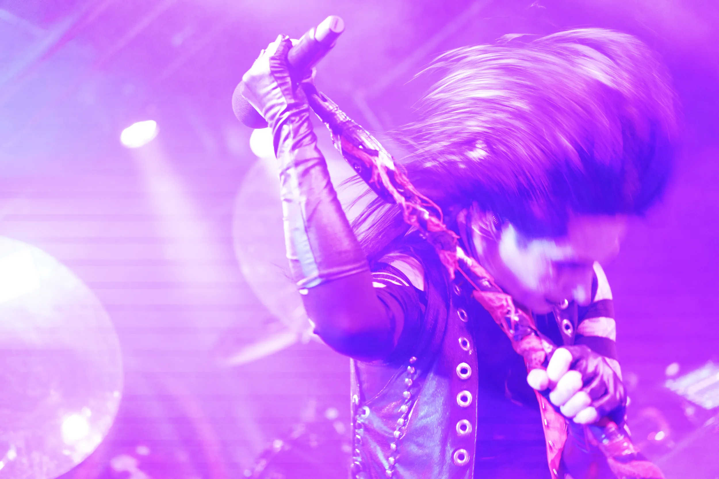 photographie de concert violette de Wednesday 13 en train de faire un headbang