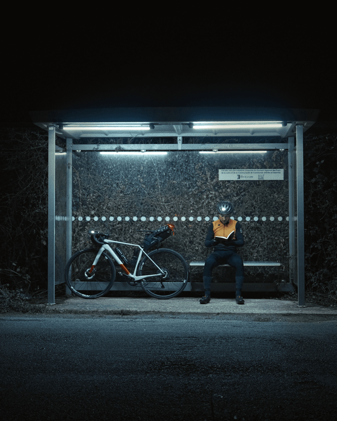 Person stand in front of a red sports oldtimer