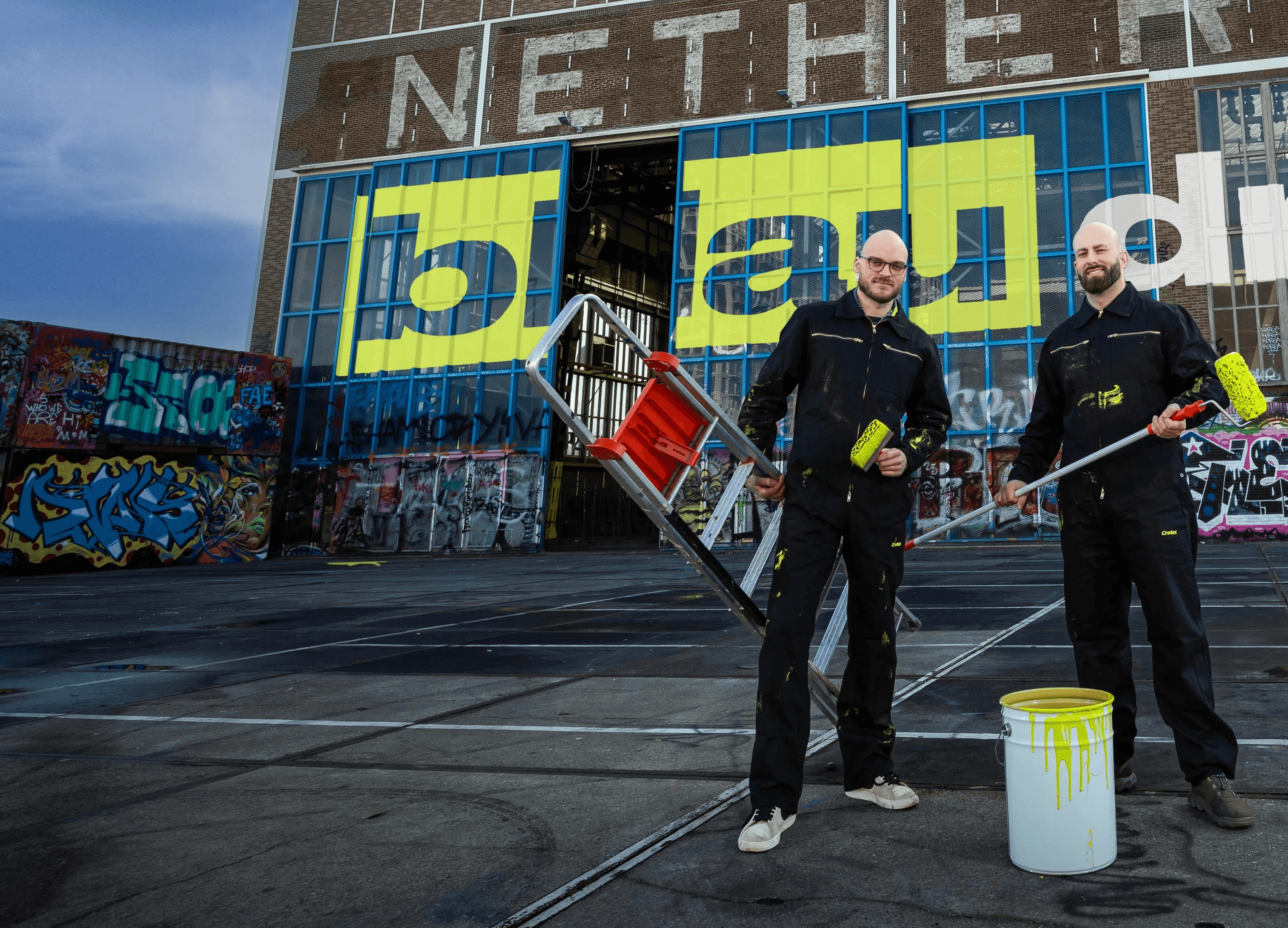 Teamleden Blaudruck in actie voor een campagne, staan voor een oude fabriek