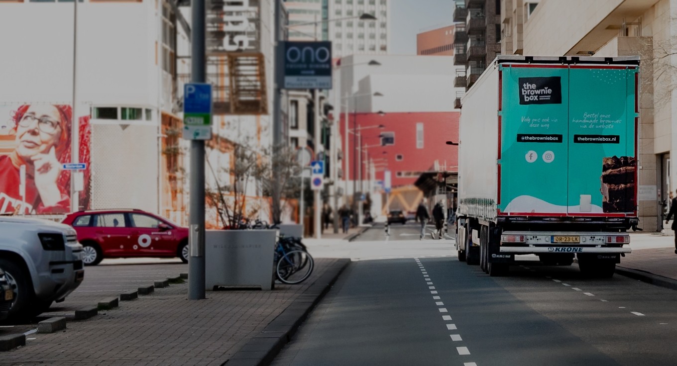 vrachtwagen rijd op de weg