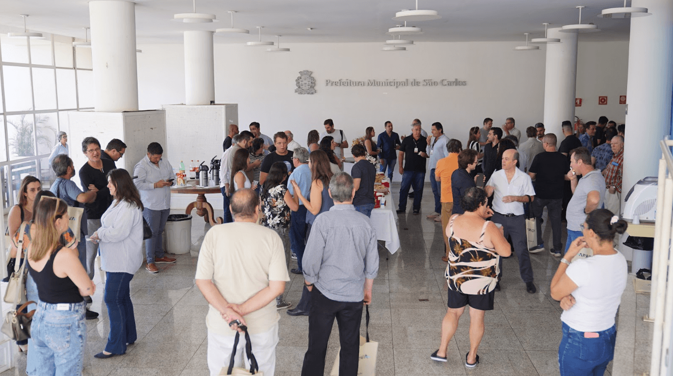 Marco Zanatta, CEO da Aprova, ao lado do prefeito de Florianópolis, Topázio Neto, durante evento sobre cidades inteligentes.