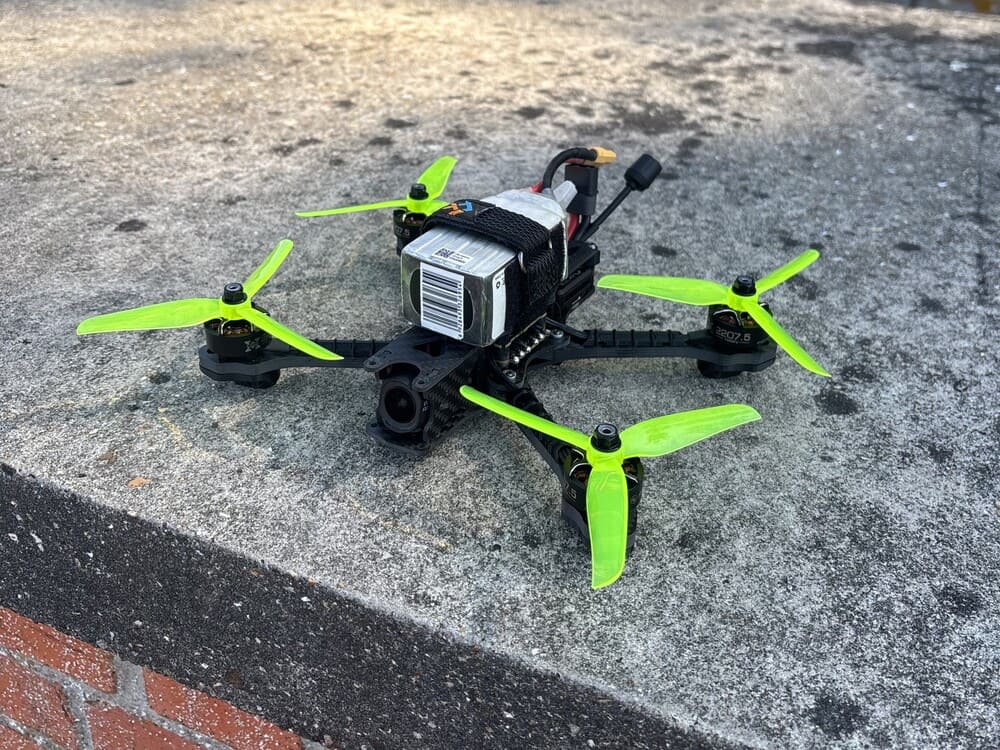 Drone FPV Nazgul Evoque 5 pouces utilisé pour des prises de vues dynamiques et immersives.