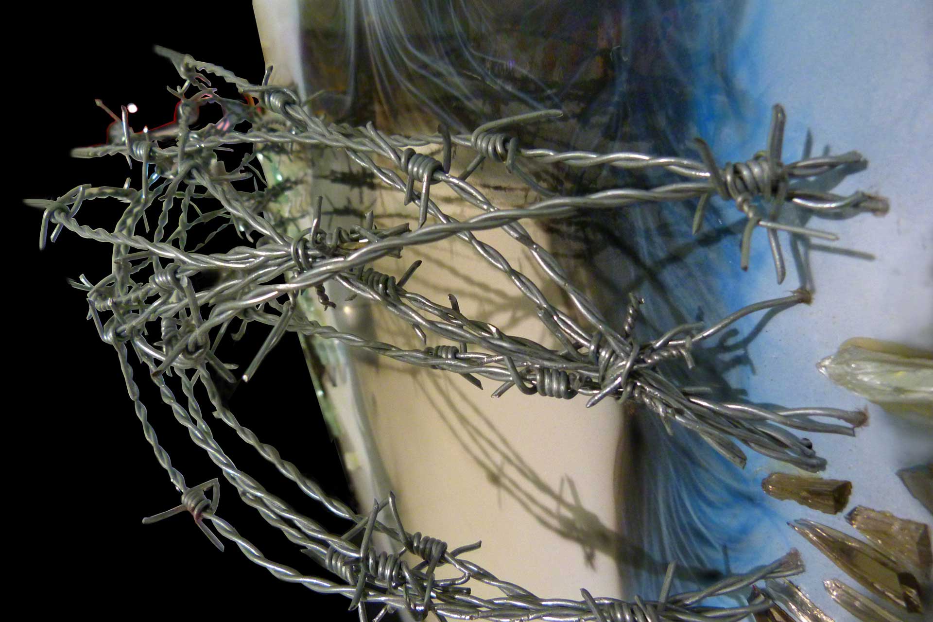 Obra de Daniela Boo elegida para estar sobre el Porsche en la 1era muestra de arte del Museo de Porsche en Stuttgart -Stuttgart Porsche Museum – Messi Maradona. Vidrios y espejos rotos y alambre de púas para retratar al idolo del football Argentino.