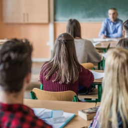 alunos do ensino médio em sala de aula