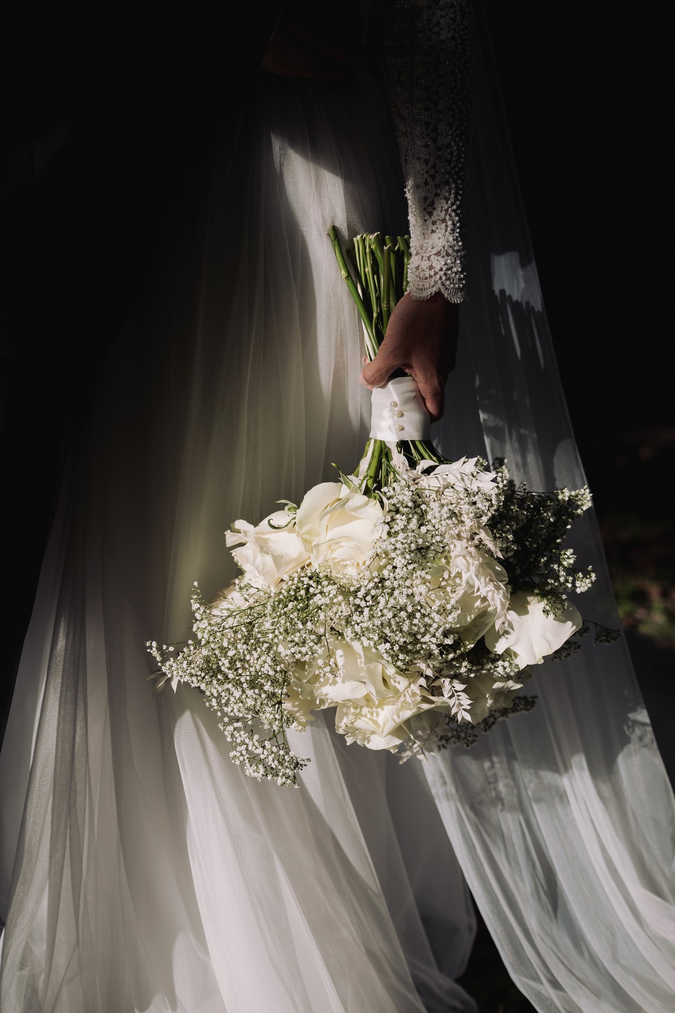 Sposa in abito bianco con velo e bouquet di rose bianche e gipsofila a Villa La Favorita, reportage di matrimonio Fotolize