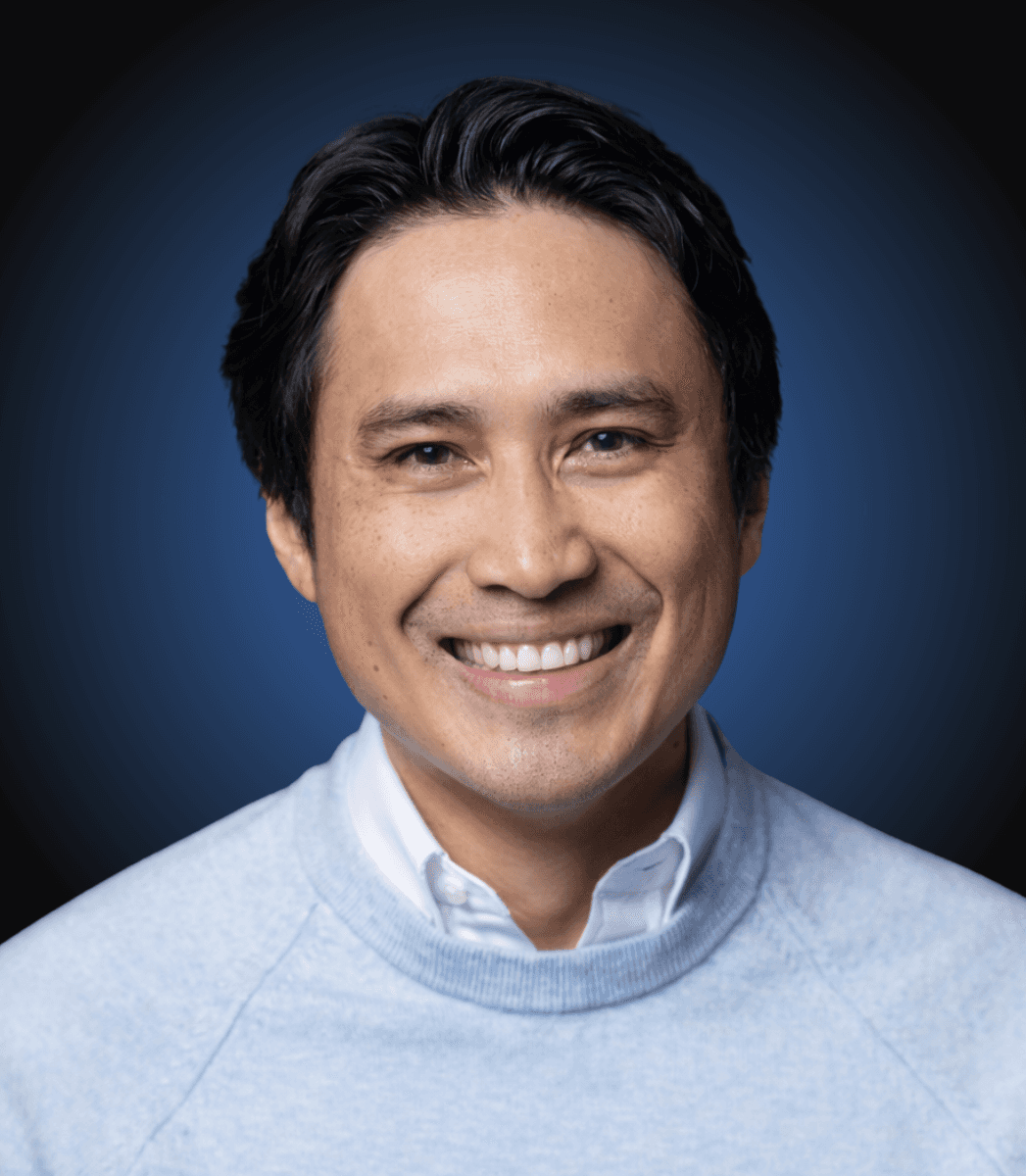 A view of the top of the eiffel tower