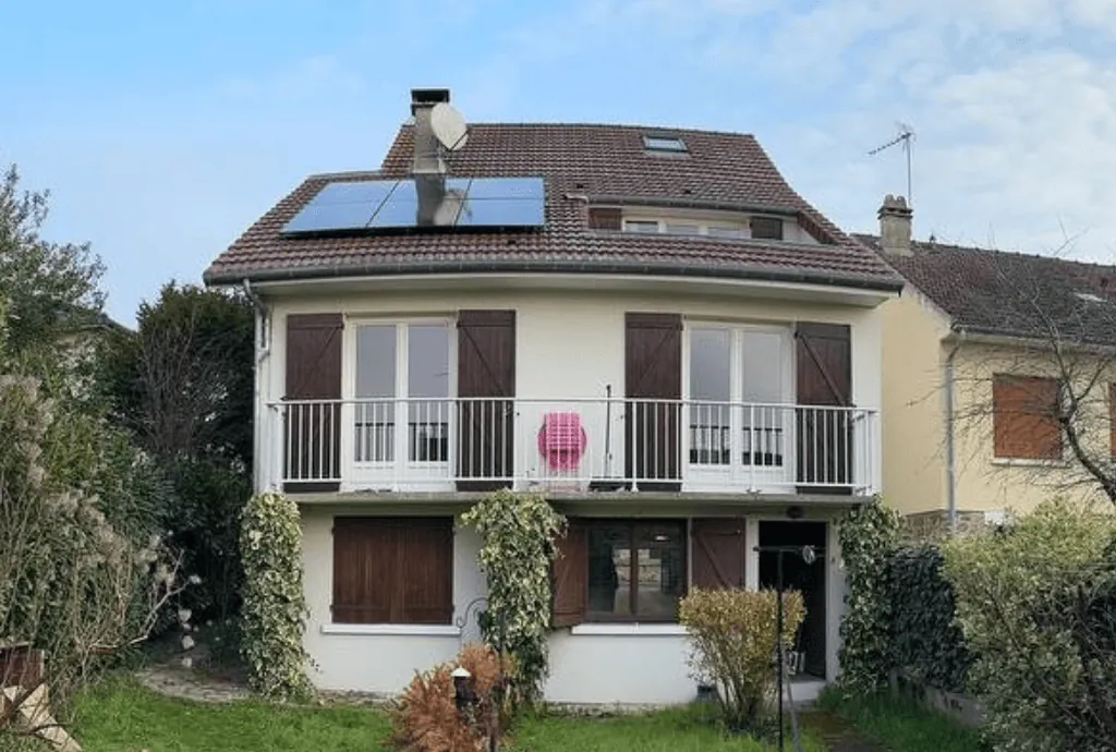 Photo d'une maison à Savigny-sur-Orge équipée de panneaux photovoltaïques dont l'installation a été faite par Solarock.