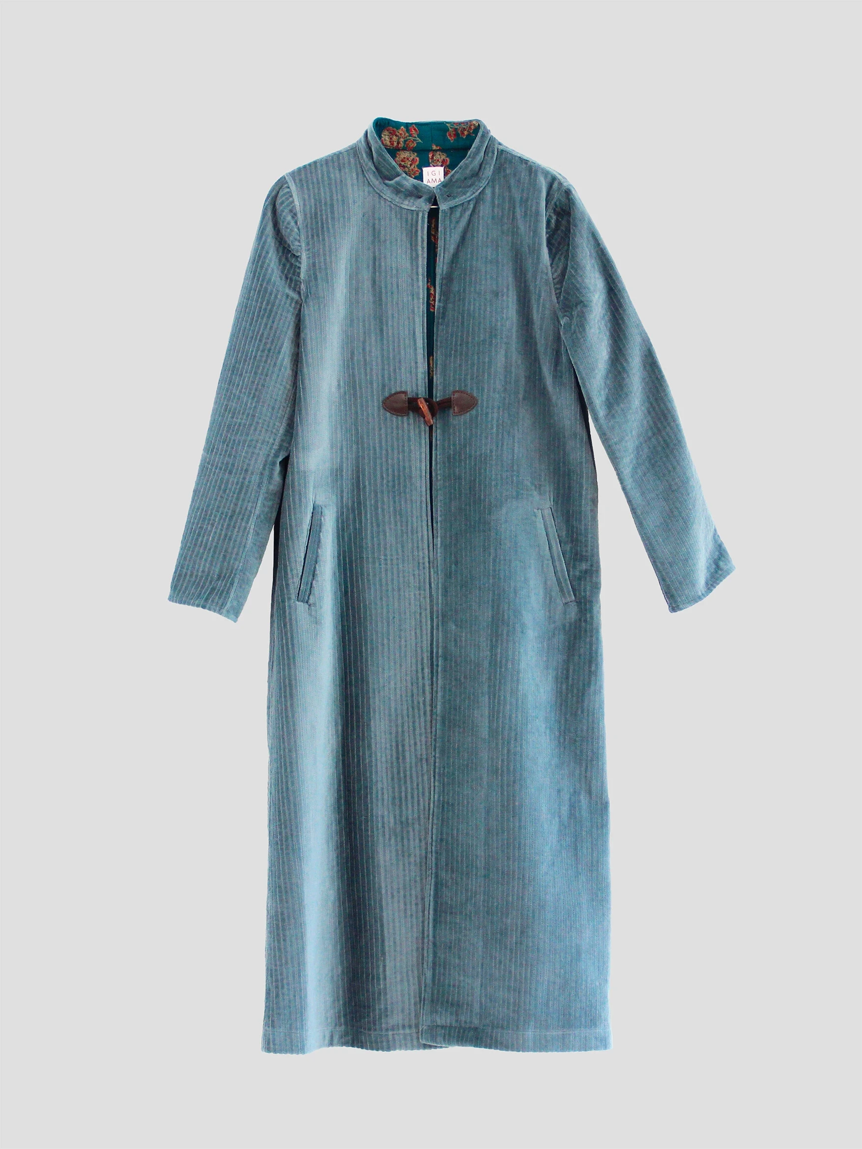 Immagine per e-commerce IGI AMA creata da Aura Studio di Genova: fotografia pulita e post-produzione precisa per mostrare lo stile giovane e indie del brand.